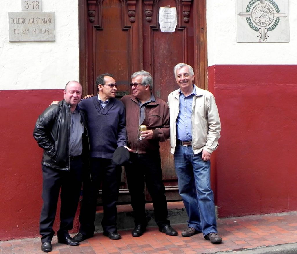 2:10 p.m. los primeros en la puerta del Colegio